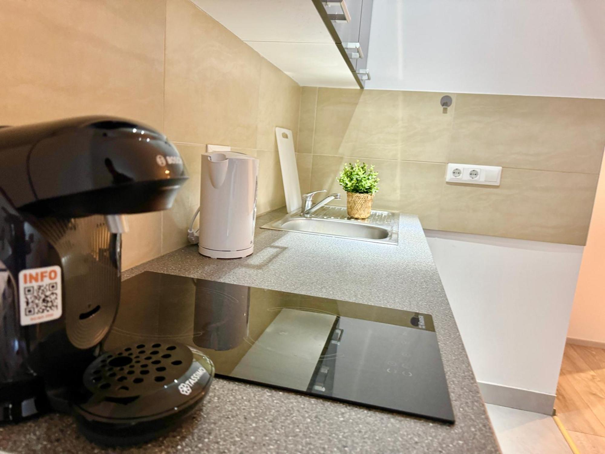 Stylish Schonbrunn Apartments - Free Underground Parking 维也纳 外观 照片